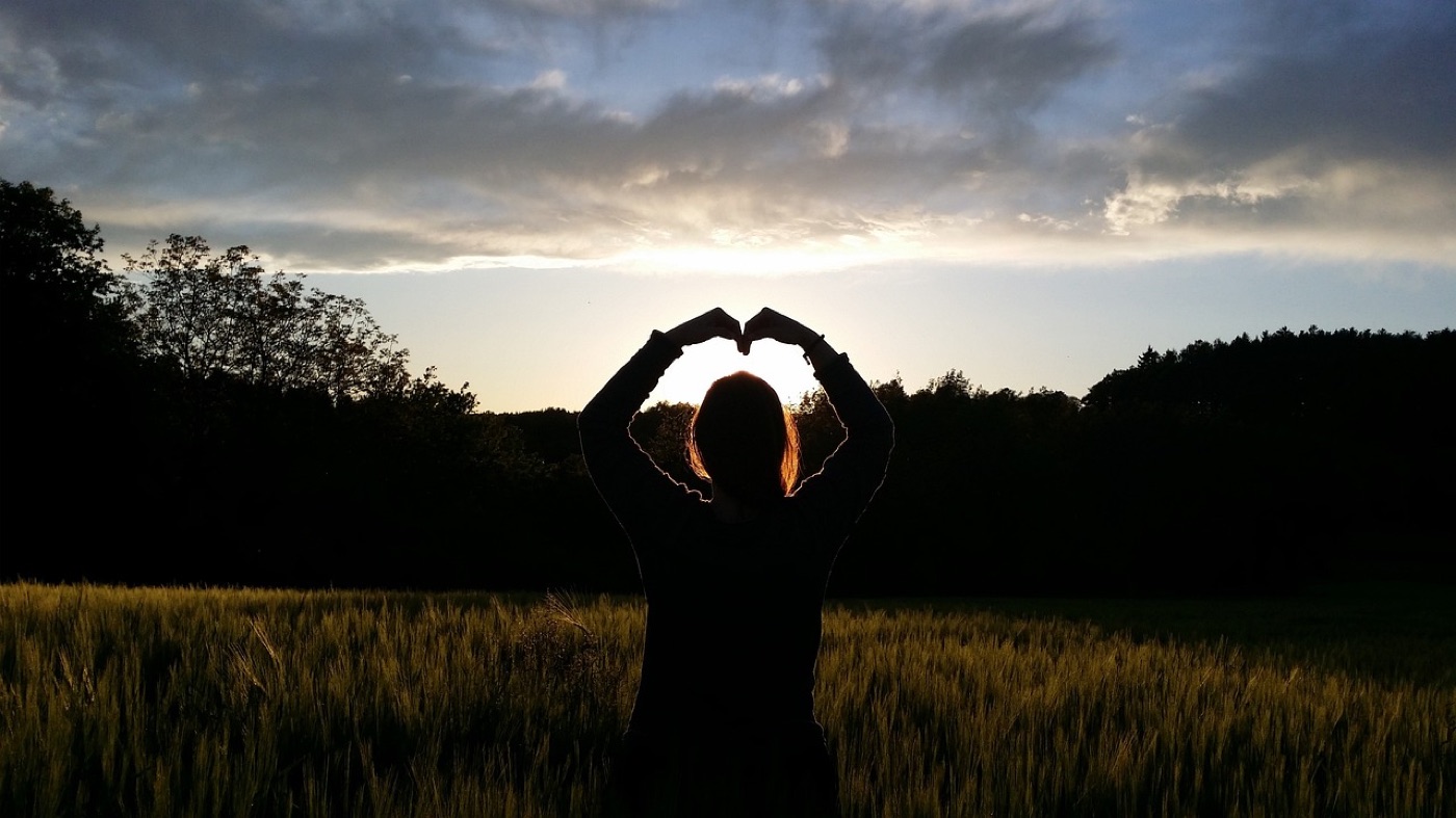 Silhouette pratiquant le Qi Gong au coucher du soleil