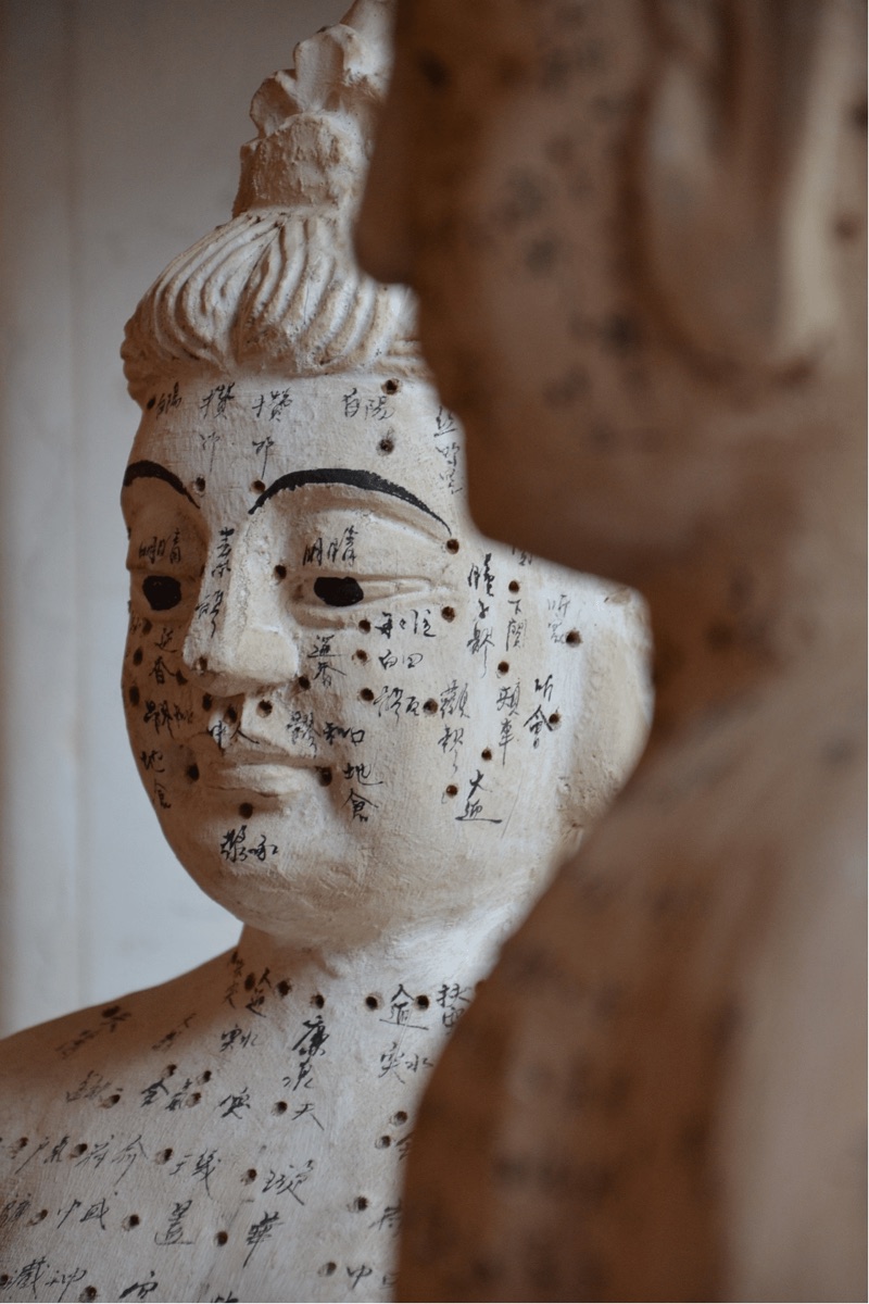 Statue chinoise ancienne portant les points et méridiens d'acupuncture