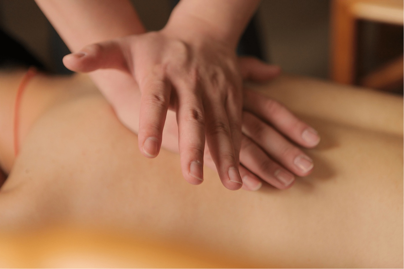 Mains effectuant un massage Tuina sur le dos